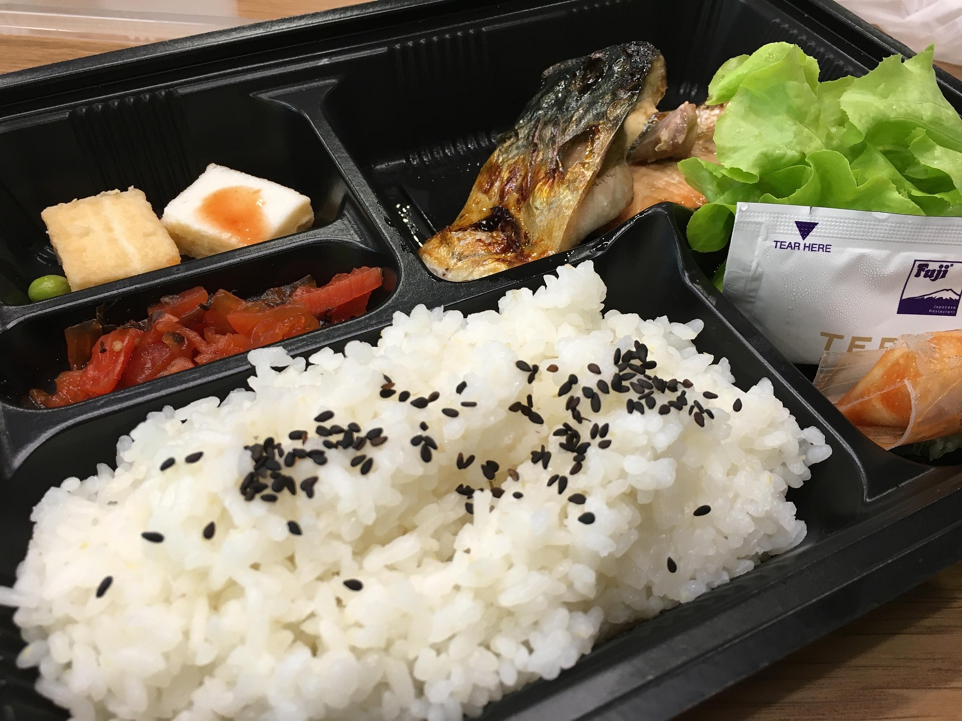 在超市买打折便当